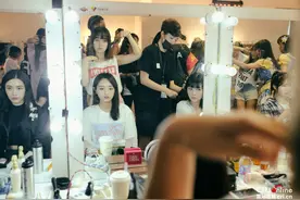 SNH48总决选后台曝光 李艺彤台上霸气台下柔情图片