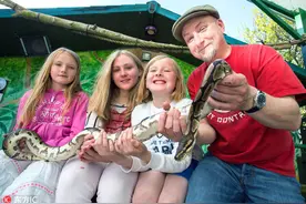 英男子555万买动物园 携妻女与猛兽生活图片