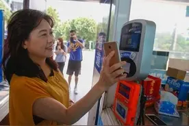 武汉电子公交卡领取量超133万 乘客争相扫码付车费图片
