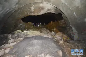 湖北恩施在建高速隧道现大型溶洞图片