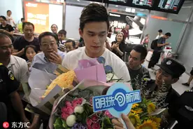 载誉而归抵达杭州 众多粉丝接机欢迎孙杨回家图片