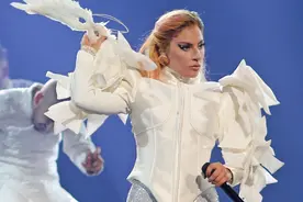 Lady Gaga不改“雷姐”本色 白色羽人装胖出圆筒腰图片