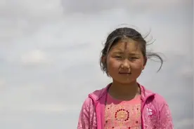 9岁蒙古女孩跳上马背 跟男孩同场竞赛图片