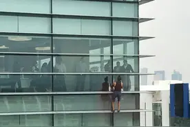 俄17岁“蜘蛛人”徒手攀爬17层写字楼 成功后被捕(图)图片