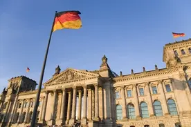 中外观丨中国游客在德国拍照被捕，只因做了这个动作！出国旅行很多禁忌碰不得……图片