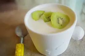 喝酸奶最佳时间图片