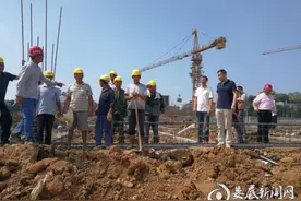 新化县建材协会深入同心商贸城项目建设工地慰问一线工人图片