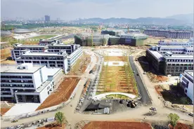 兰溪教育有大动作，行知学院落户兰溪城南后，边上两所学校更名为行知中学、行知小学，校长更是重量级的图片