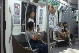 成都俩“熊孩子”地铁上“荡秋千” 家长一旁拍照图片