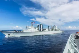 港媒关注新型海军补给舰：达到航母编队补给舰标准图片