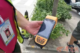 商洛城区道路停车收费首日 有个别车“逃费”图片