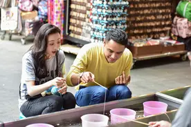 感情升温！王鸥喂食明道超甜蜜 一起嬉戏笑开颜图片