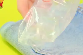 口香糖黏在衣服上了？教你一秒制伏这个“粘人的小妖精”。图片