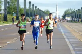 中俄跨境1+1马拉松在同江鸣枪开跑图片