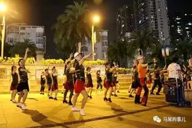 这个广场舞好看——“水兵舞”酷炫登场，点亮马尾夜生活图片