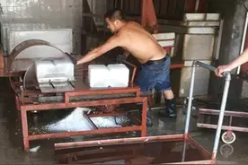 “冰工厂”日销20余吨冰块，黄金期需求量同比上涨40%图片