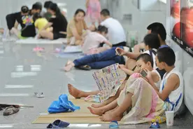 特写：杭州地铁站里的纳凉人图片
