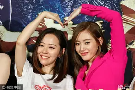 《鲛珠传》首映 张天爱玫红西装与张靓颖霸气比心图片