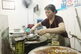 女子郑州街头摆路边小摊高温难耐，日赚两千多图片