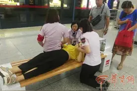点赞！乘客突然昏厥 西安最美“地铁姑娘”跪地施救图片
