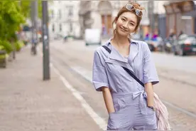 江疏影模仿林青霞穿衣摆POSE 自黑东施效颦图片