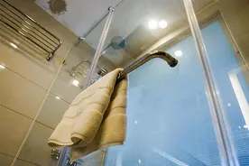 焦点|酒店浴室惊魂：钢化玻璃门突然爆裂图片