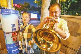 盲人男子济南街头开微型个唱 卖艺绝不是乞讨图片