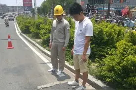 道路井盖破损存隐患 莆田一市民用车作警示图片