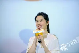 杨洋刘亦菲来渝跑11家影城拼人气 粉丝回应“锁场”保排片图片