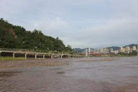 今年入夏最大洪峰来了 宜宾区域内客渡船全面禁航图片