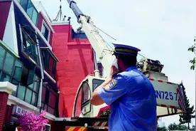 石老人城管依法拆除三层小楼 实现新增违法建设快治理图片