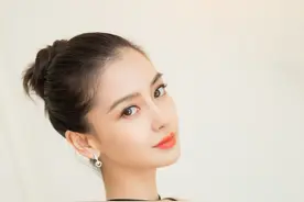 辣妈Baby产后复出看剧本 甜笑可爱少女模样图片