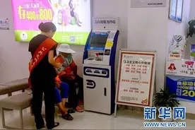 酷暑天户外工作者可入湖北移动自营厅免费饮水纳凉图片