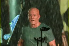 《死侍2》曝片场照 瑞安·雷诺兹不戴面具淋大雨图片