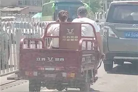 昆明路上如此开车！女子单手抱娃坐电动三轮车图片