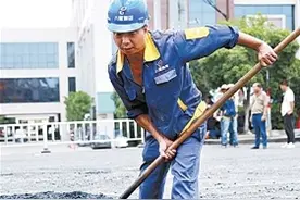 高温下的“表情”丨脚踩160℃沥青 铺路工“趁热”施工图片