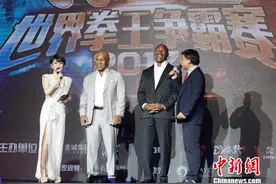 泰森与霍利菲尔德亮相无锡 相拥泯恩仇图片