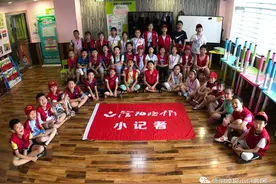 「分享」多米诺骨牌游戏竟难倒了这么多人！信阳晚报社小记者学校开展专注力培训受欢迎图片