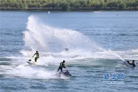 2017中国丹江口亚洲摩托艇公开赛水上飞人花样赛激情开赛图片