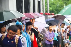 冒雨参观北大，黄牛要价百元，大学的美依靠什么来维持？图片