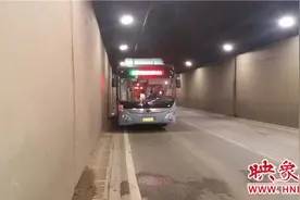 郑州一公交车坏在中原路隧道里 致东向西方向拥堵图片