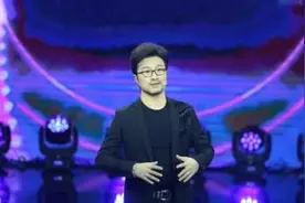 汪峰献唱第一句就破音 机智应对话筒递给观众图片