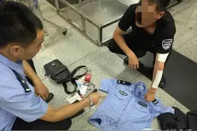 男子违法携带全套警用装备过安检被拘图片