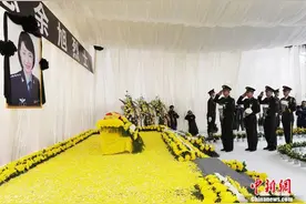 数万四川民众祭拜歼十女飞行员余旭烈士图片