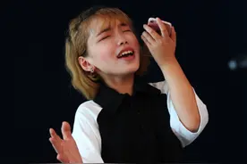 18岁汶川“袖珍女孩”逐梦音乐因身高缺陷受阻 川影破格录取图片