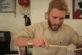 旁边的老外不会用筷子怎么办？喂他？！图片