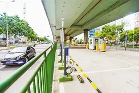 缓解停车难 立交桥下建起停车场图片