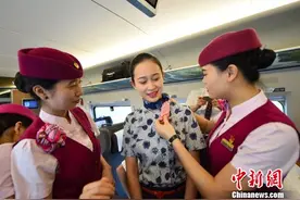 高姐、空姐高铁上交流业务技能图片