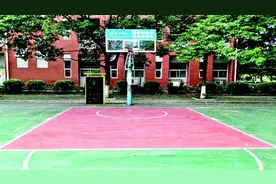 湖工大学子研发球场共享储物柜图片