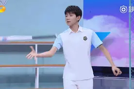 王源秀击球绝招花式转球棒 紧张到一秒破功表情敲可爱图片
